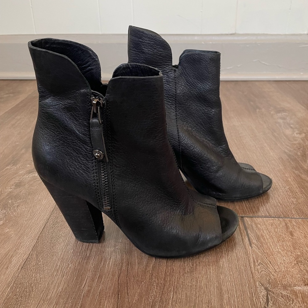 Guess peep toe black leather heeled boots ~ side zip ~ women’s size 7.5M